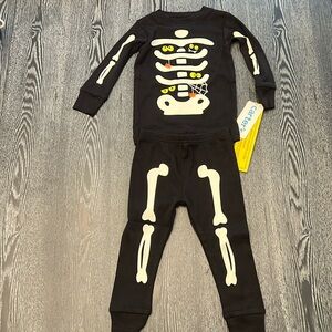 Carter’s 2 Piece Skeleton Pajamas-Halloween- 12M - NWT